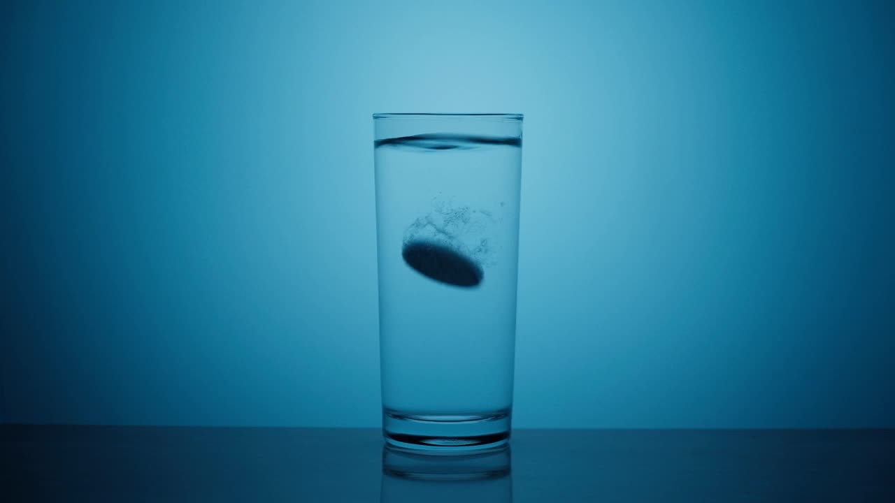 泡片在一杯水中溶解视频素材