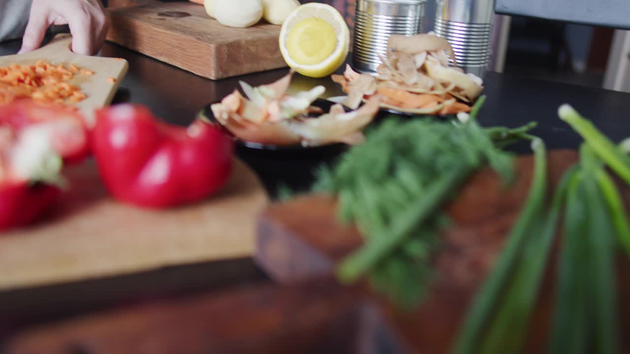 家庭厨房蔬菜汤的制作和上菜视频下载