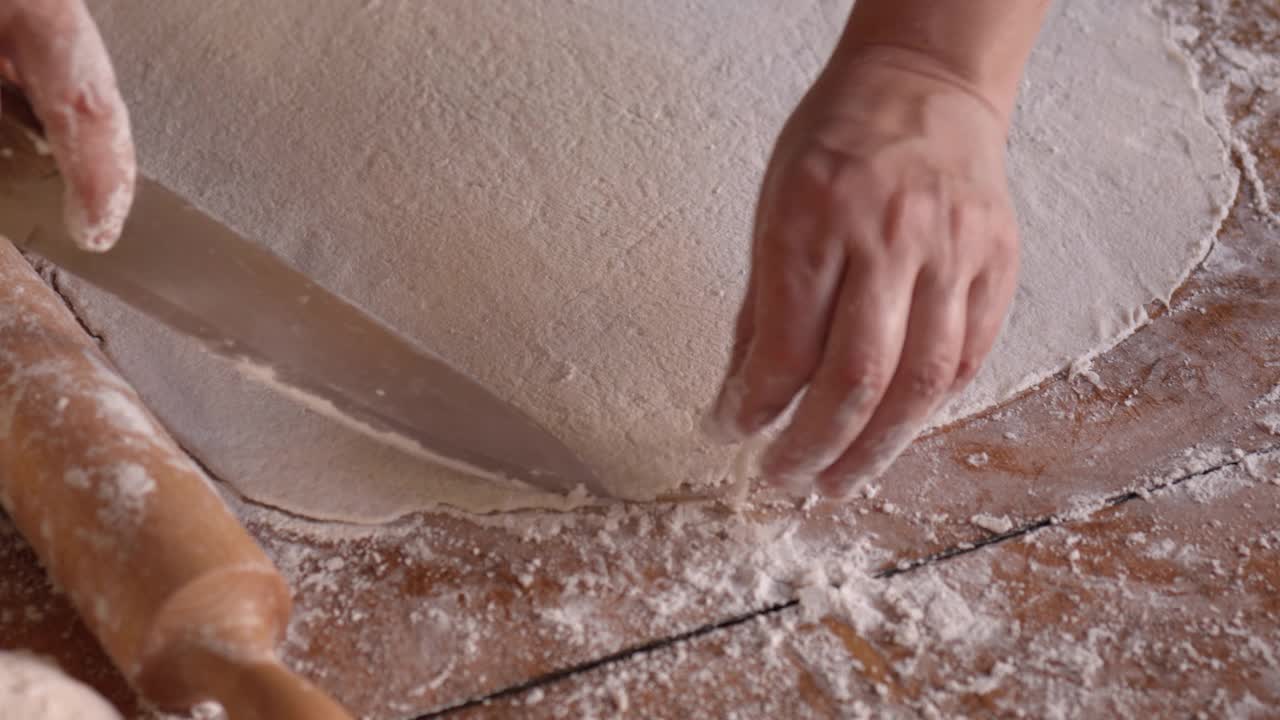 一名妇女正在切面团做面包卷视频下载