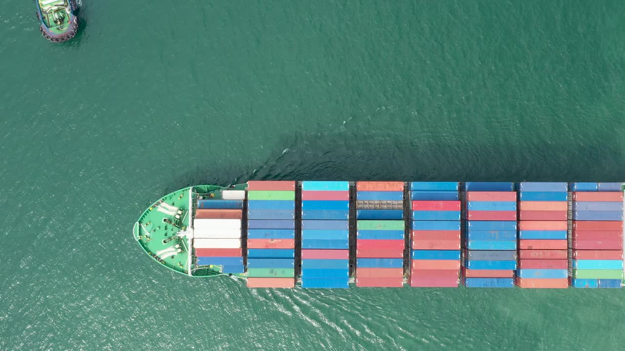 载运进出口货物的货轮鸟瞰图视频素材