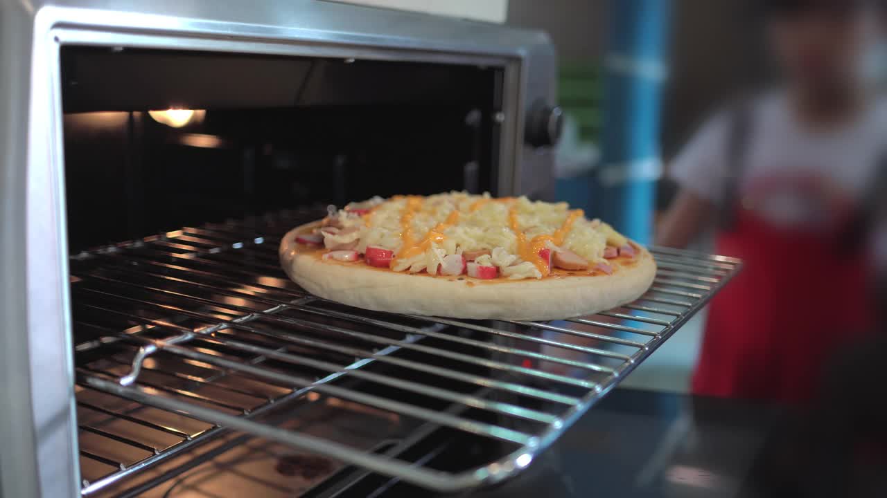 一个女人把披萨从烤箱里拿出来，多段视频视频下载