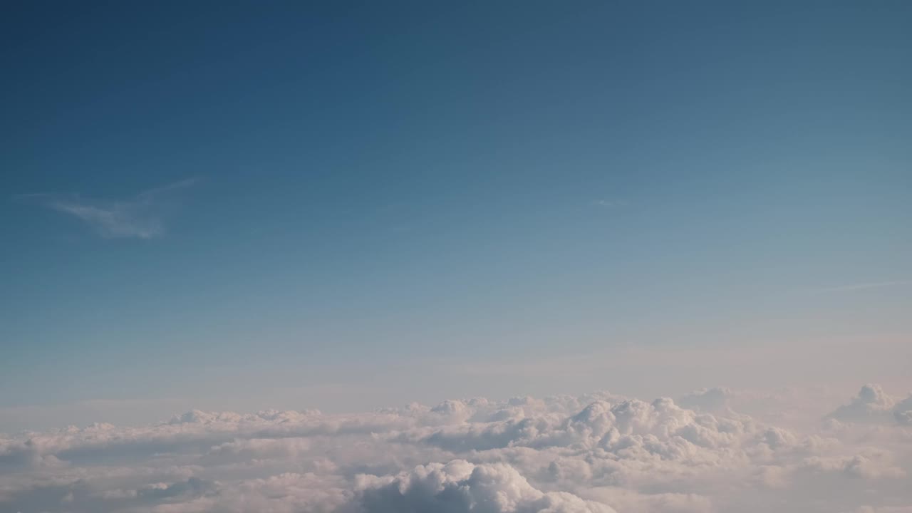 在云层之上飞翔。从飞机的窗户看。视频素材