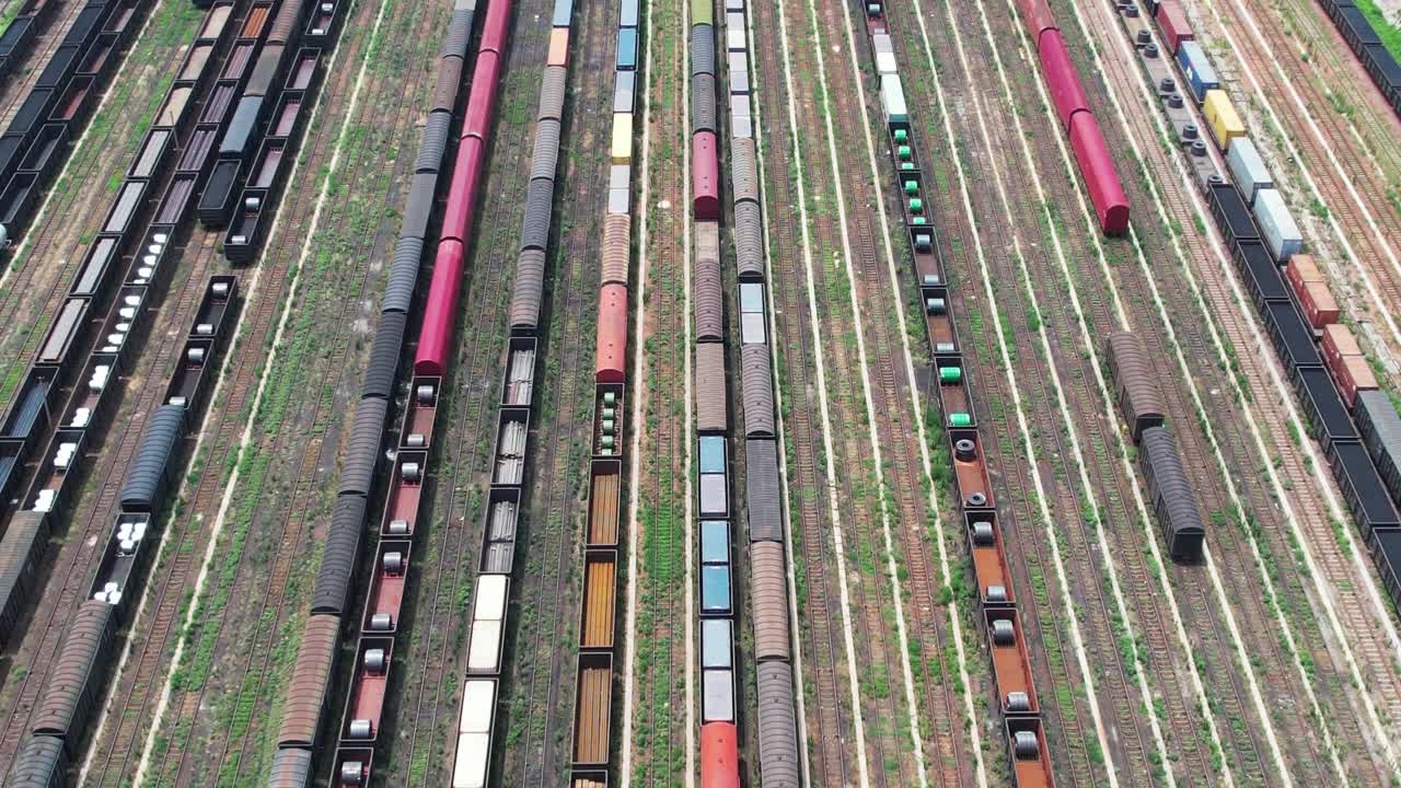 货运列车和火车站的鸟瞰图视频素材