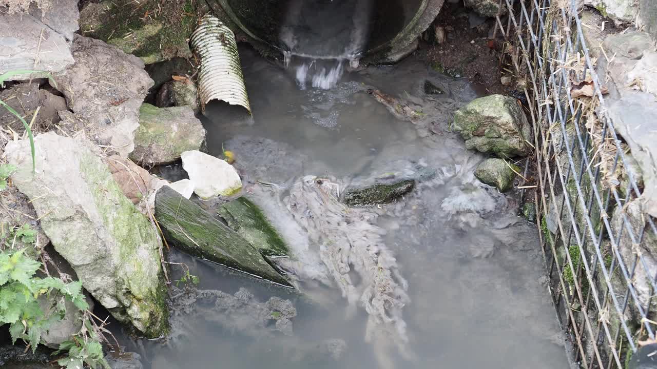 英国约克郡河谷费佐的一条被农场废水污染的小溪。视频下载