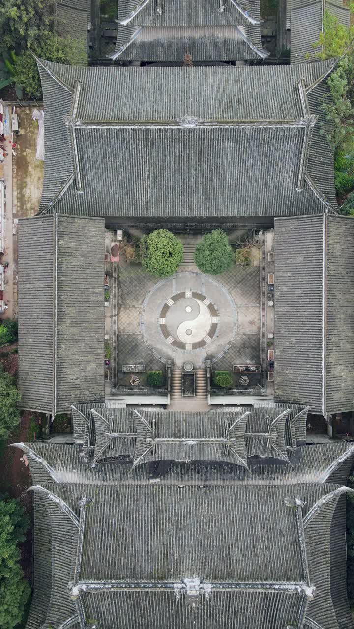 鸟瞰图的寺庙和阴阳符号视频素材
