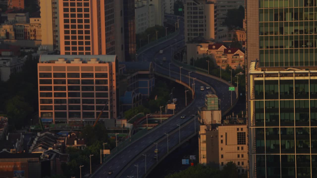 上午的上海立交桥，四周是住宅和办公楼视频下载