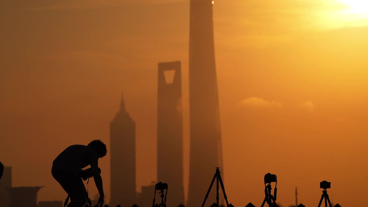 美丽的上海早晨的日出。摄影师在早上拍照视频下载