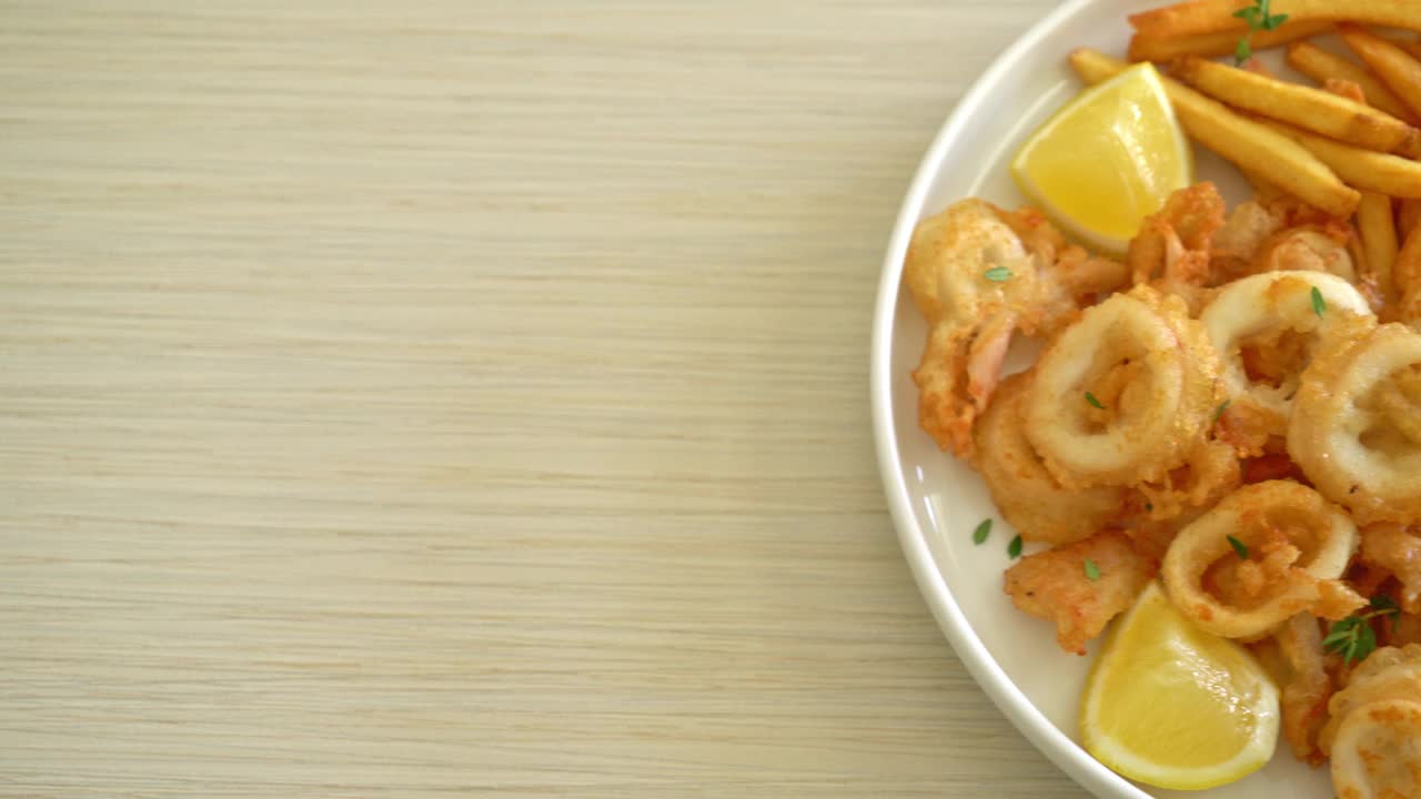 鱿鱼——用炸薯条炸鱿鱼或章鱼视频素材