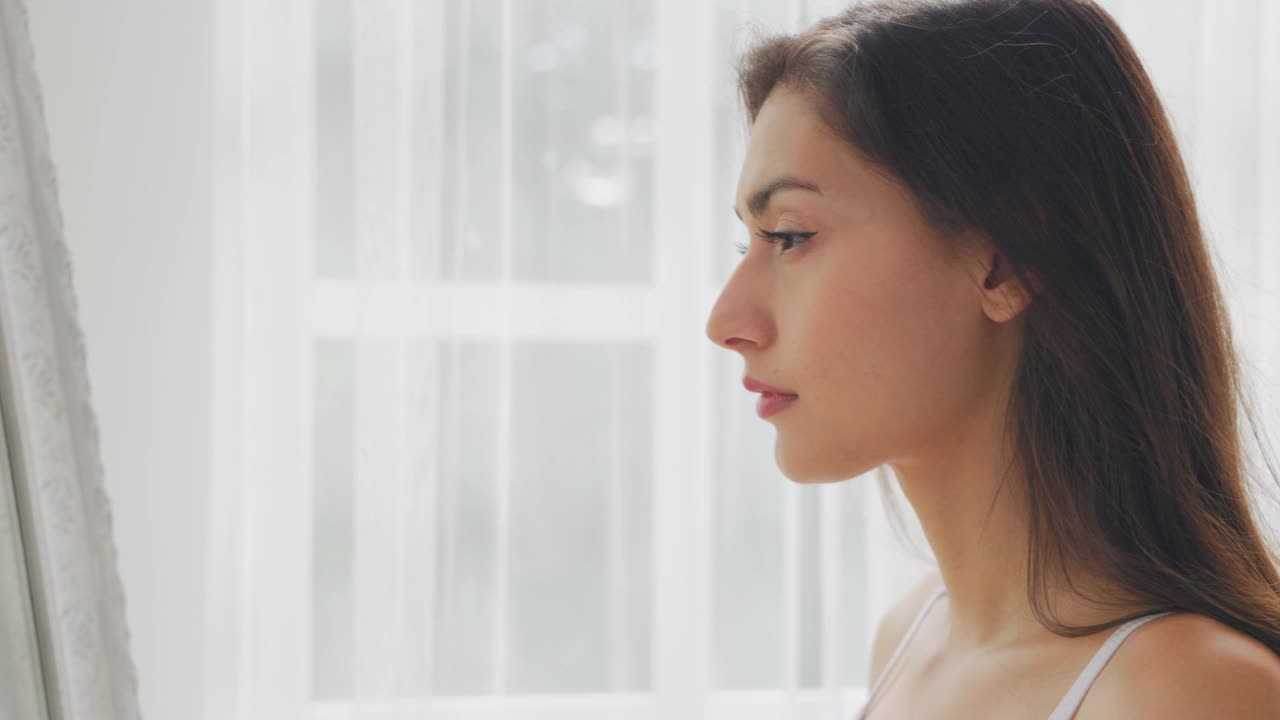 年轻女性使用乳液享受健康的皮肤护理。视频素材