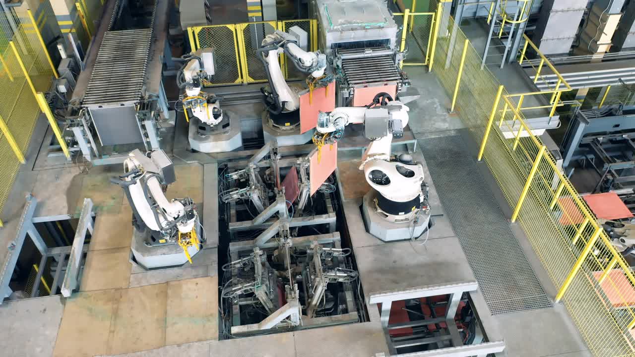 工厂单位与工业机器人运输铜板视频下载