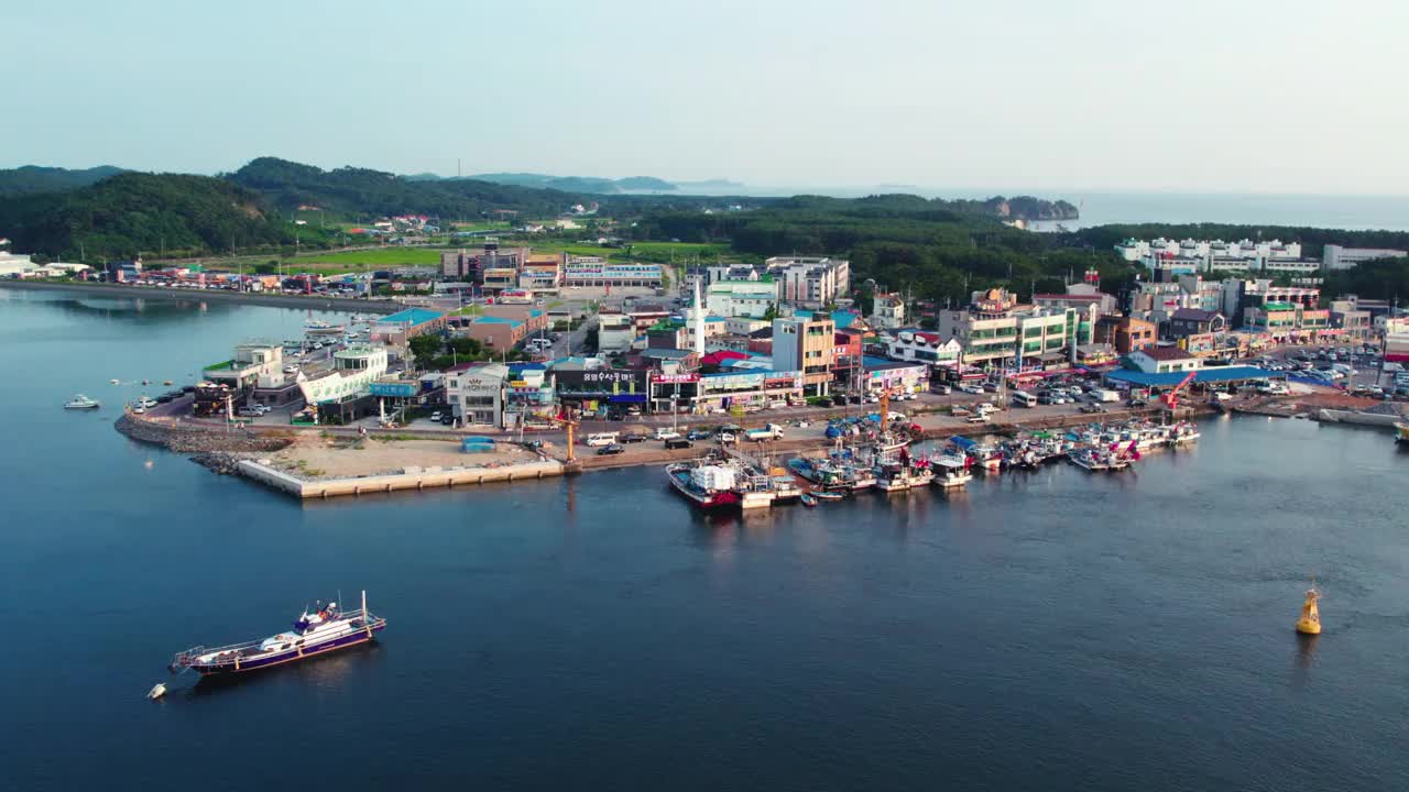 韩国忠清南道泰安郡白沙长航港附近的港口视频下载