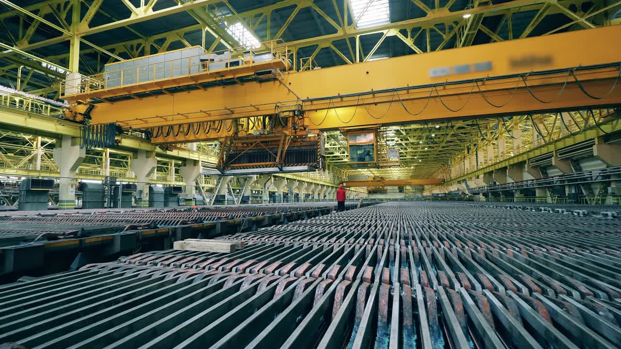 一个有机器和员工的铜工厂视频素材