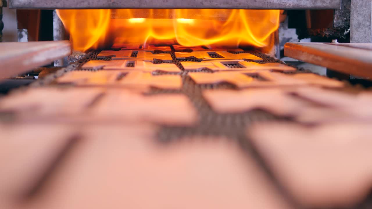 熔炉内的工业铜件视频下载