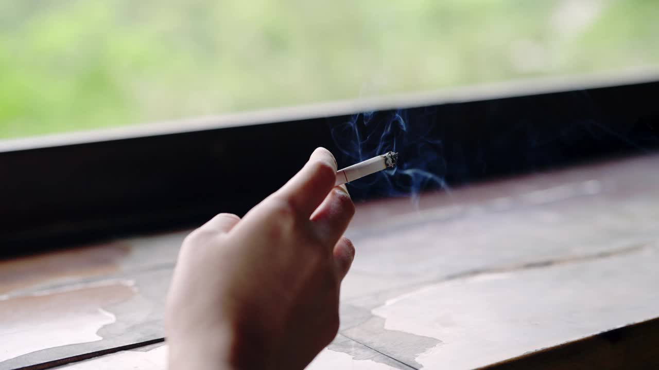 女性吸烟可以减轻抑郁带来的压力。视频下载