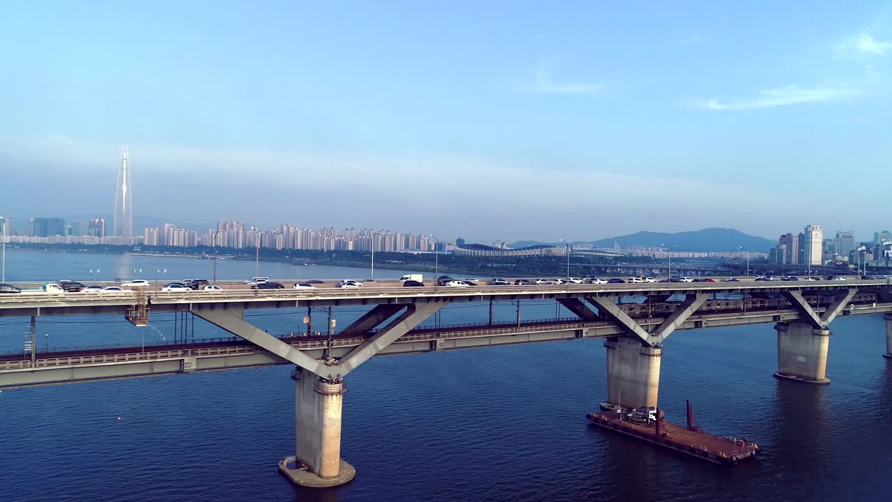 韩国首尔，汉江附近的清潭大桥上行驶的汽车和火车视频下载