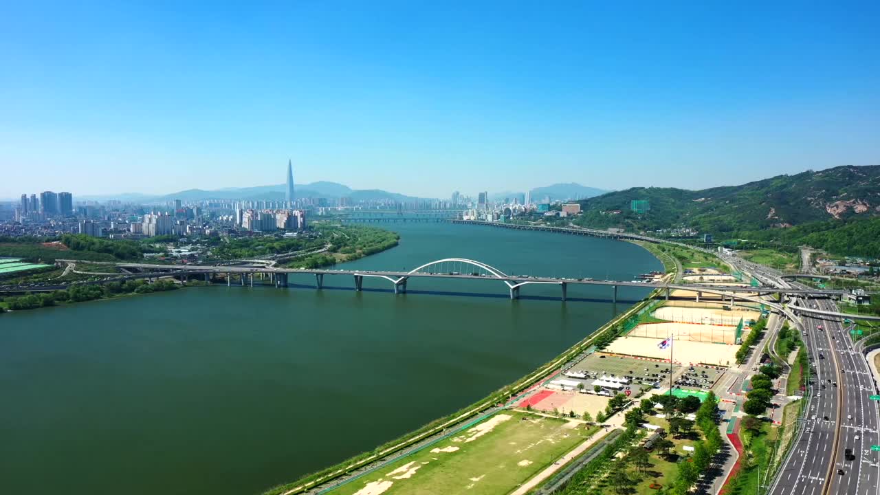汉江附近九里-岩寺桥附近的市中心地区/韩国首尔江东区视频素材