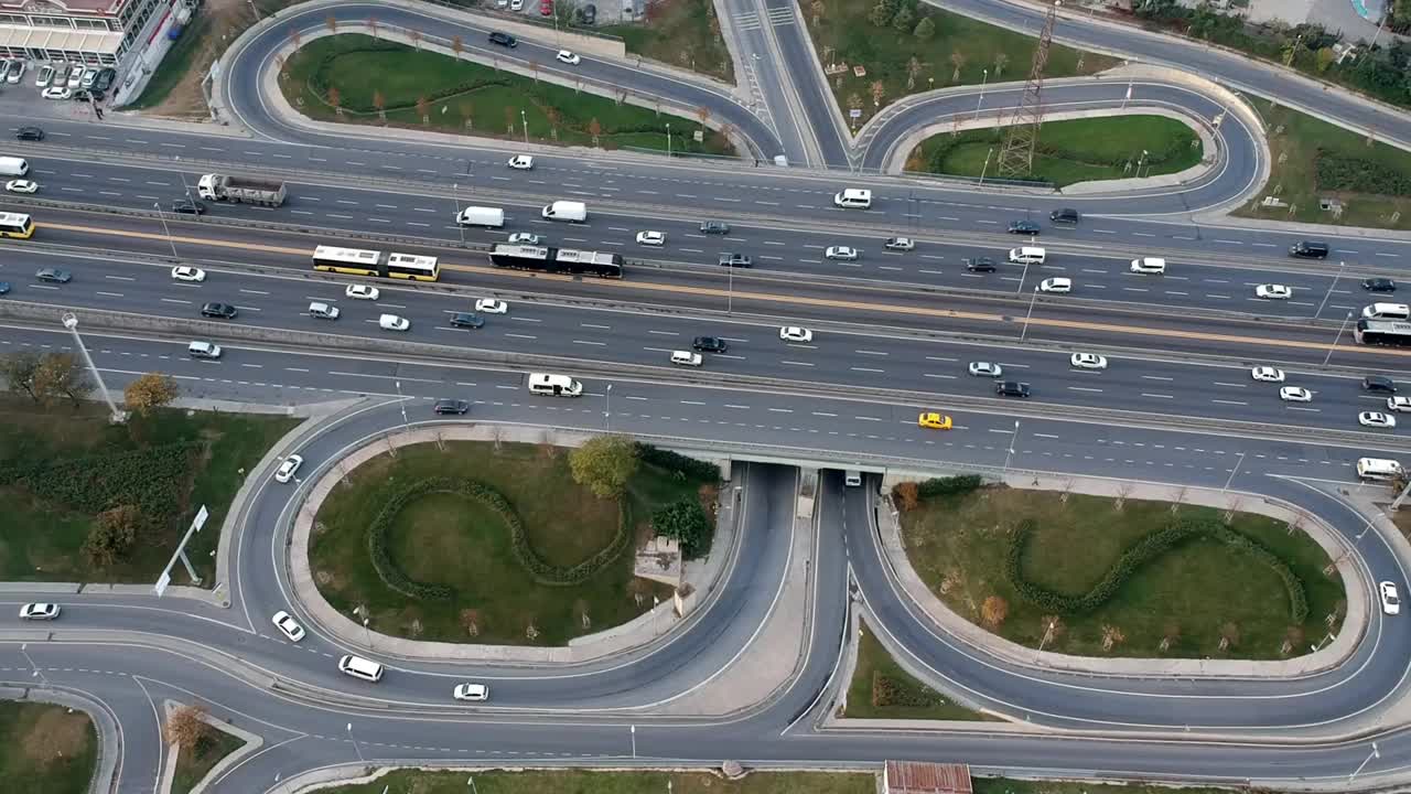 无人机在伊斯坦布尔的立交桥、高速公路和高架桥视频素材
