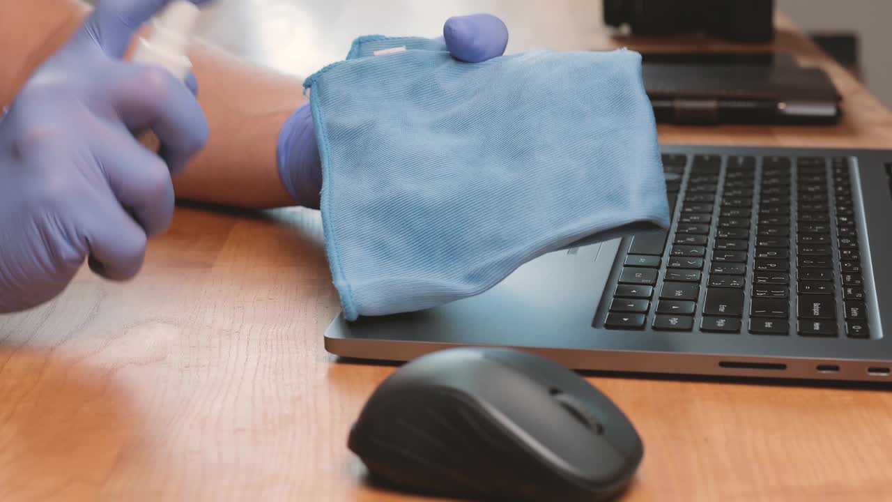 手部手套清洁和消毒笔记本电脑键盘和鼠标远离灰尘和病毒，保护和消毒冠状病毒视频下载