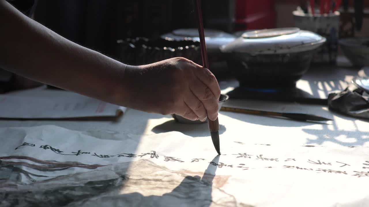 中国传统，书法家用毛笔写字视频下载