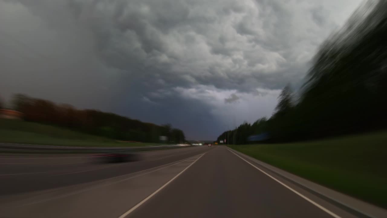 在暴风雨天气里开车在路上旅行，延时视频下载