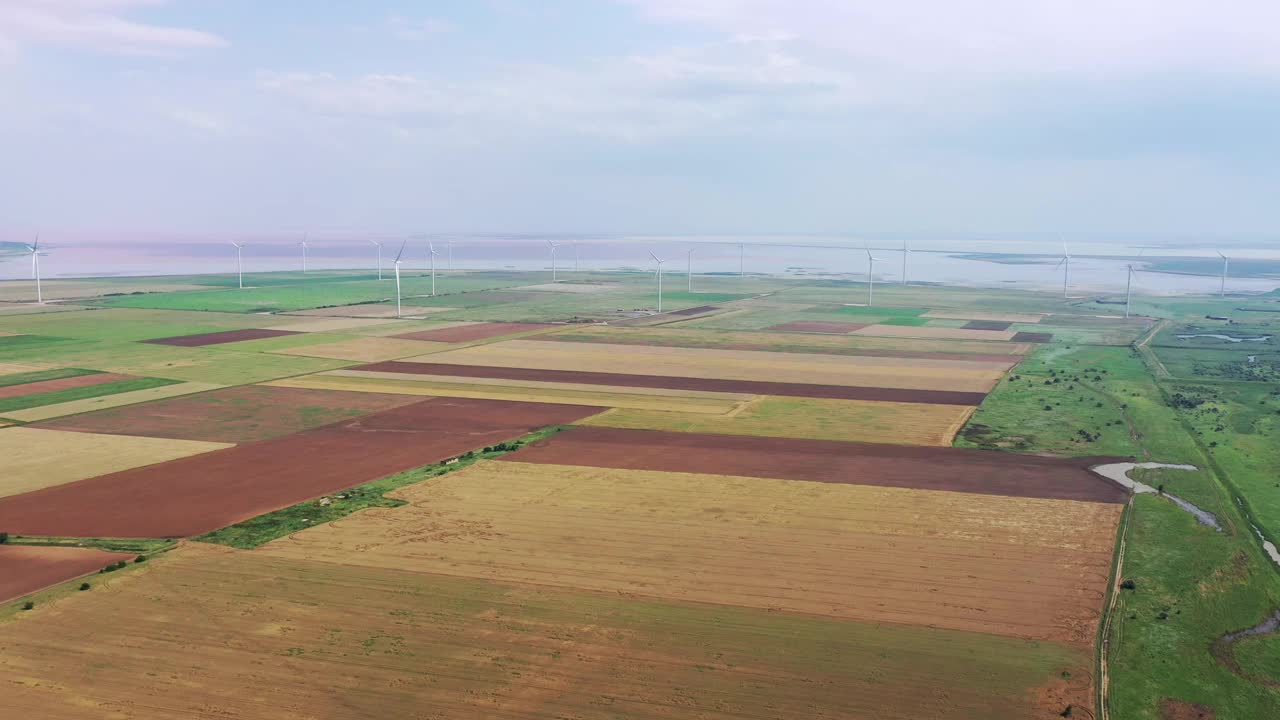 鸟瞰风力发电厂和农田。视频素材