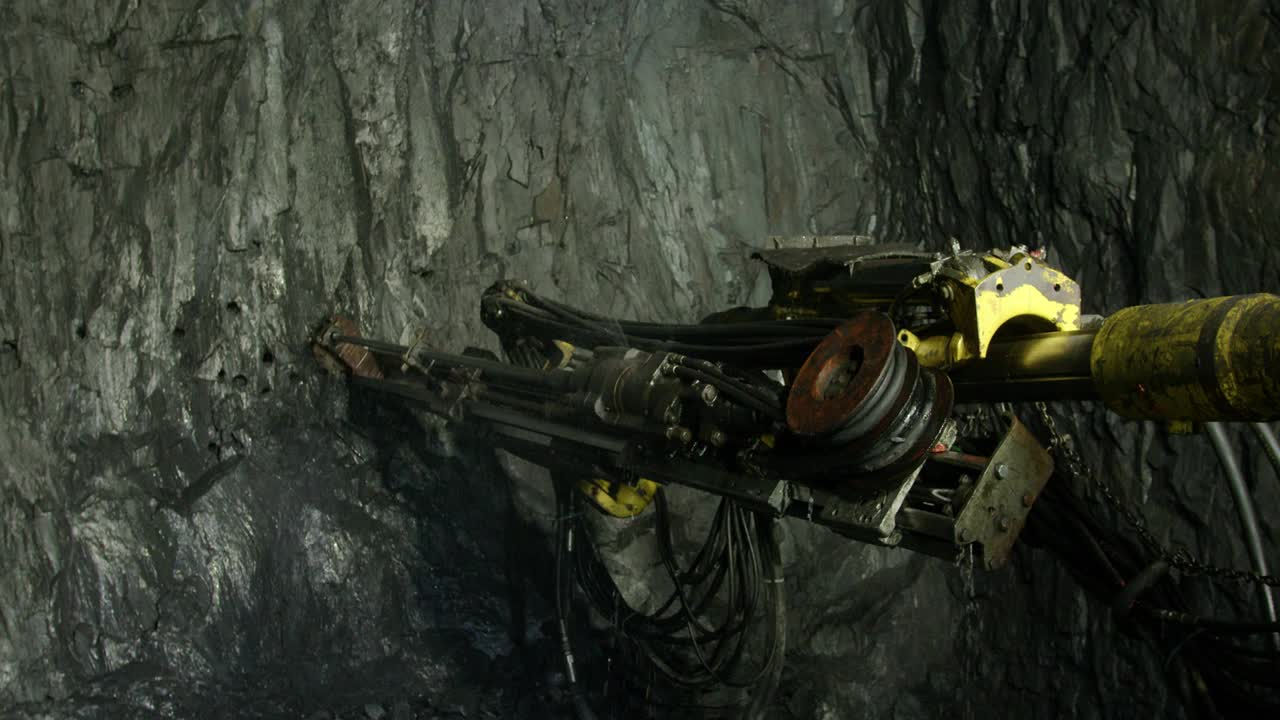 在矿山中钻探铁矿石视频素材
