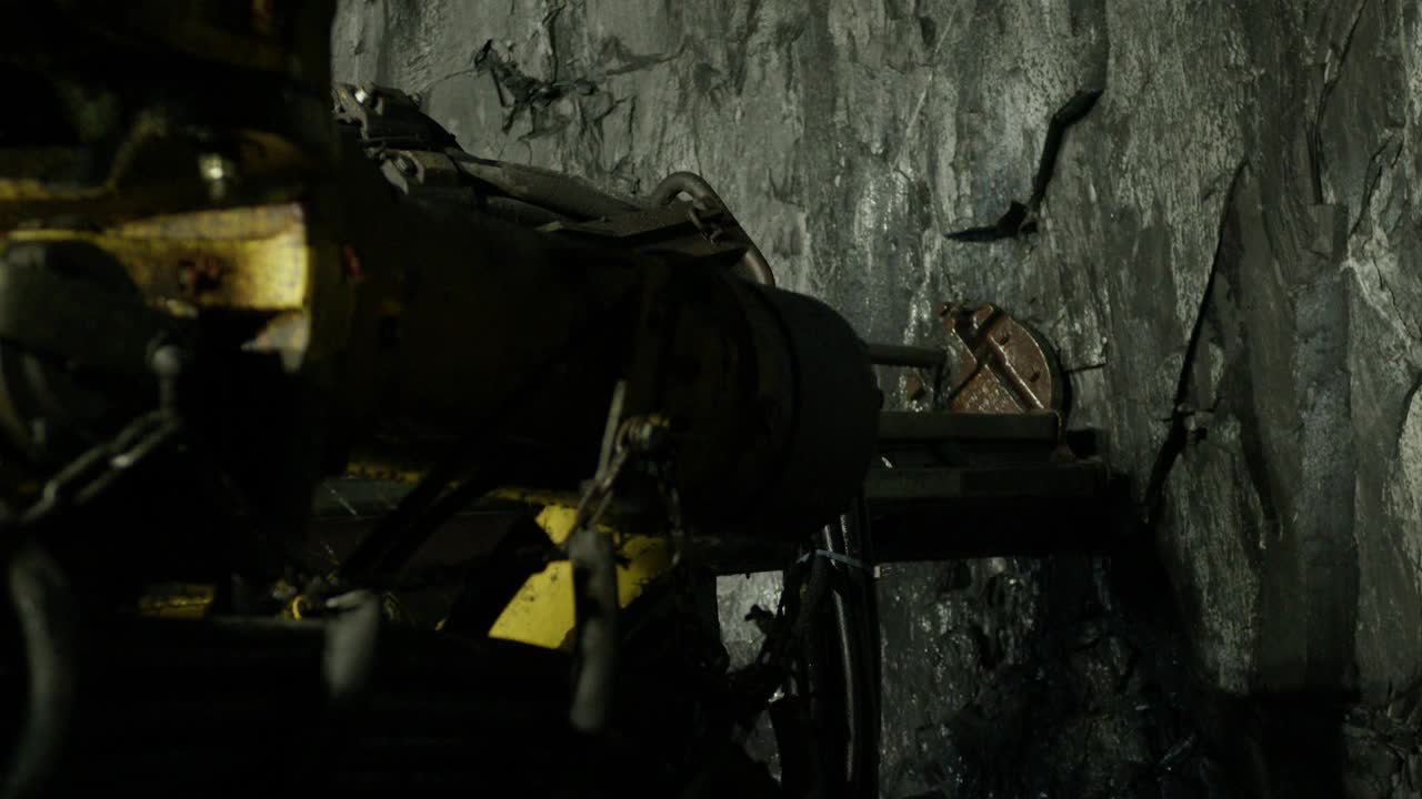 钻机正在矿井里工作视频素材