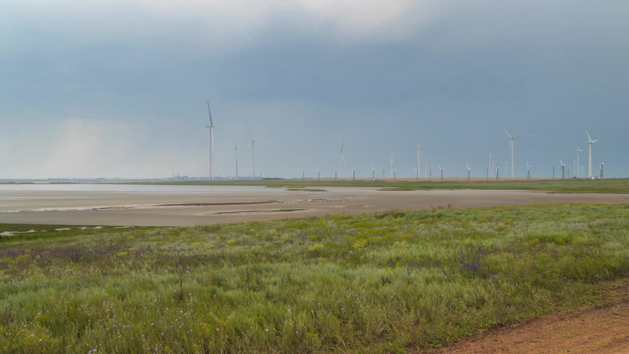 风力发电厂的背景是多云的天空视频素材