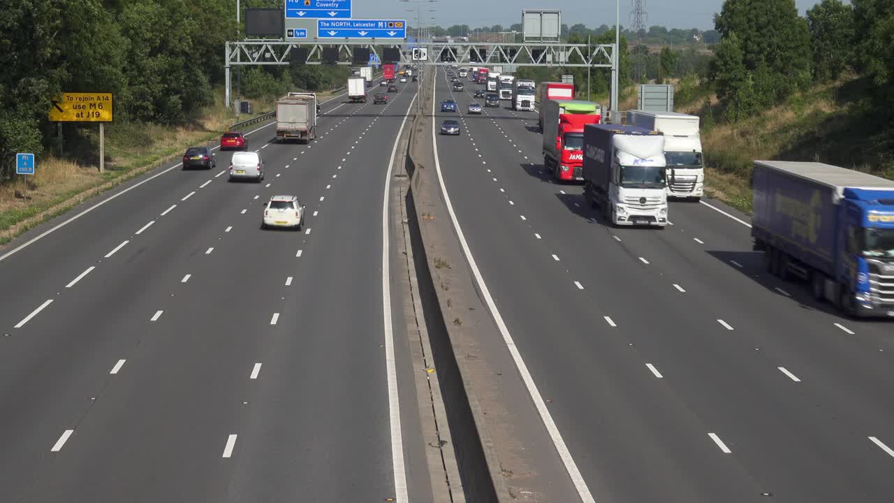 英格兰北安普敦郡M1智能高速公路上的道路交通。视频下载