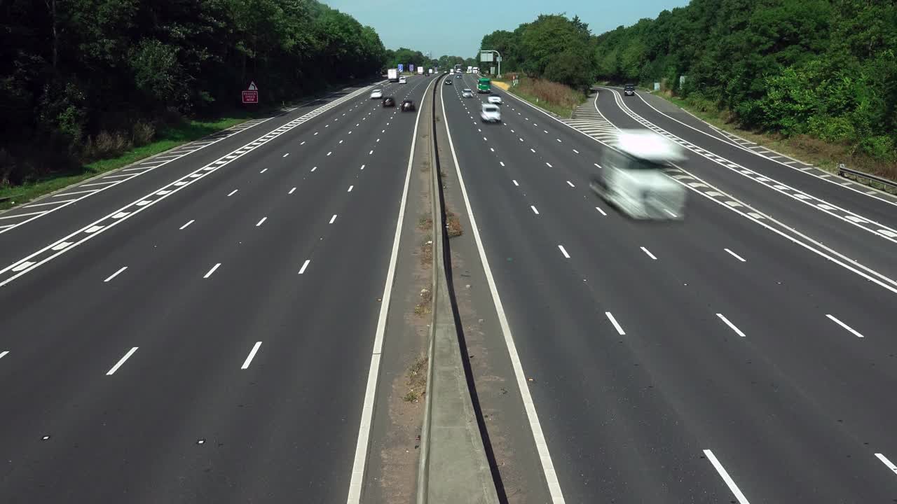 英国北安普敦郡M1智能高速公路上道路交通的时间推移。视频下载