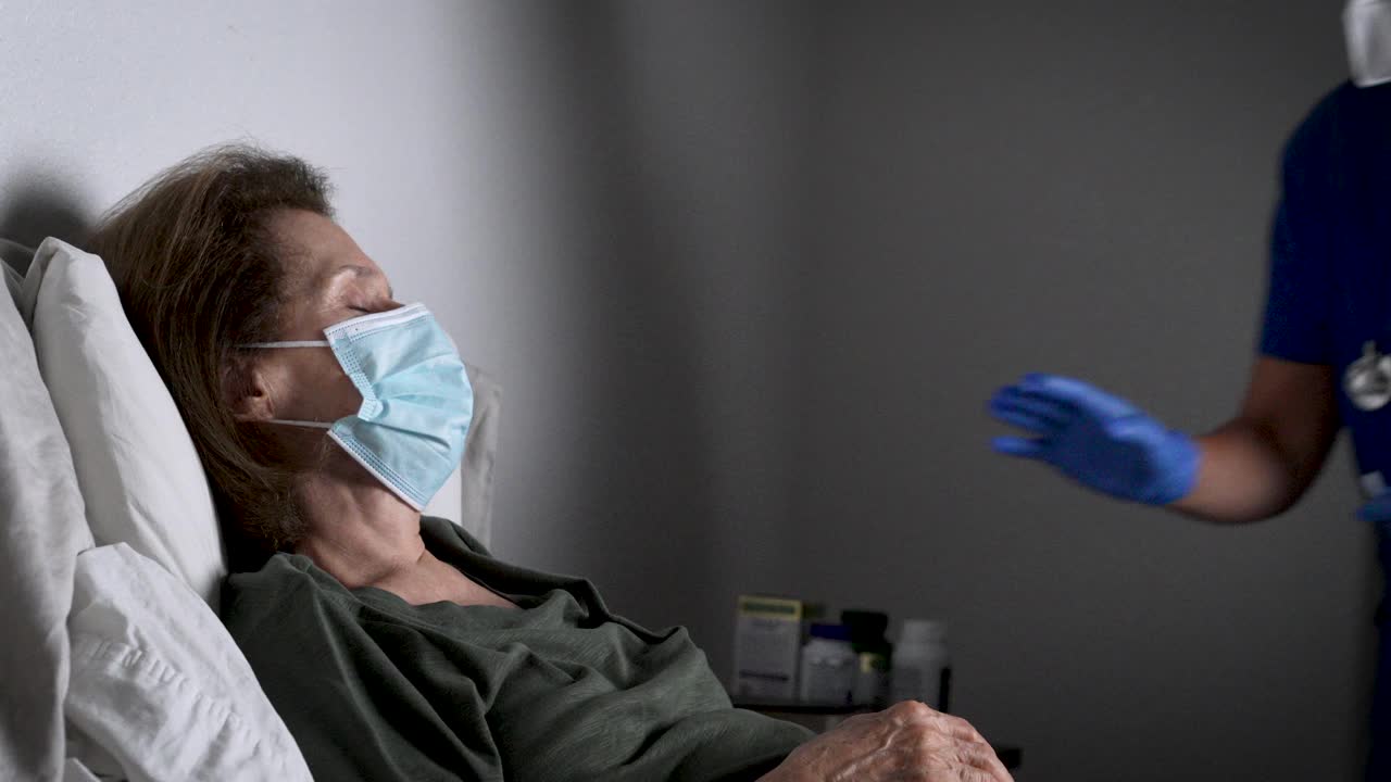 成熟的女护士给躺着的老年女病人注射视频素材