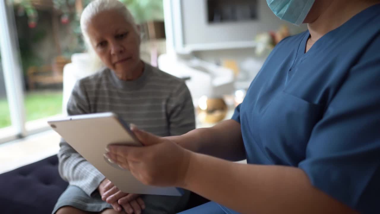 老女人在出诊时和护士谈话视频下载