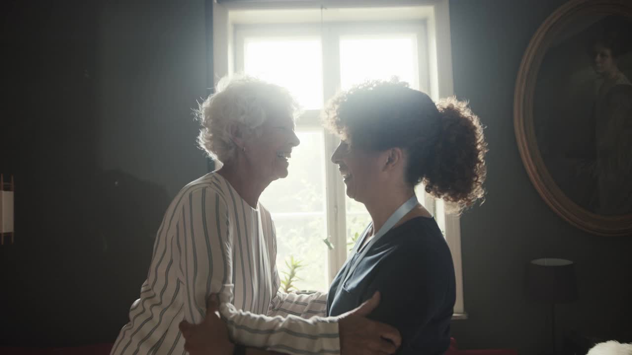 护理支持老年妇女在家锻炼视频下载