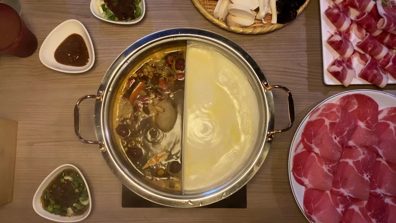 中国传统的铜锅火锅。中国的牛肉火锅视频素材