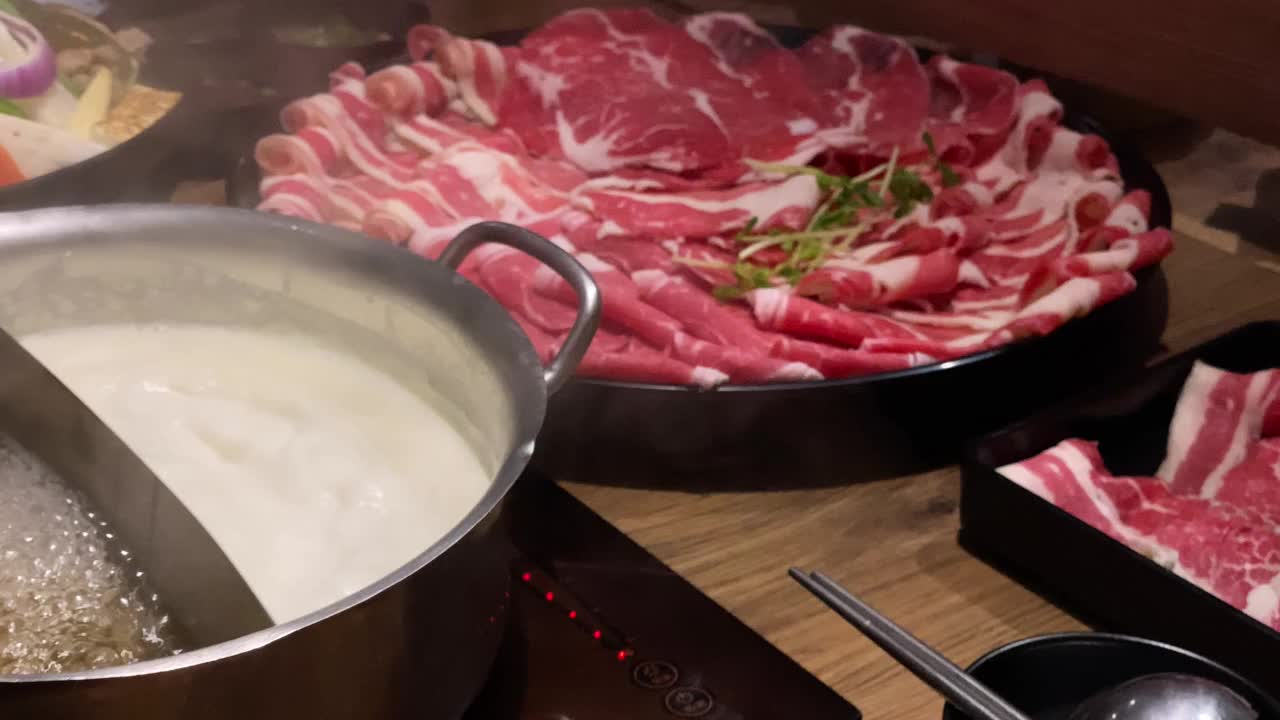 中国传统的铜锅火锅。中国的牛肉火锅视频素材