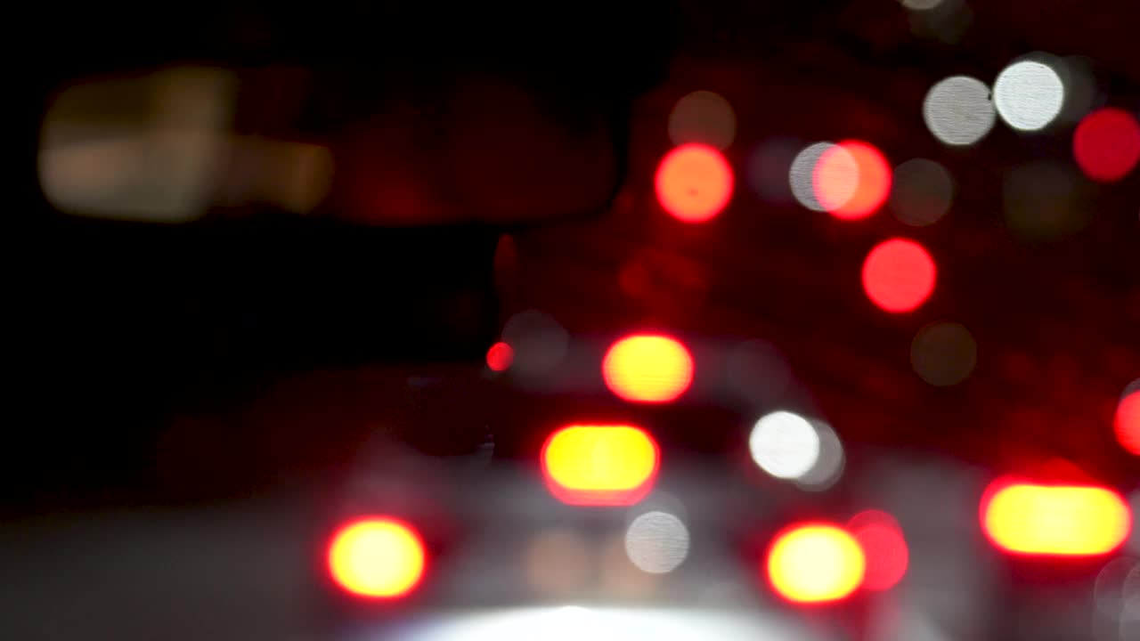 夜景/韩国首尔市中心的车灯景视频素材