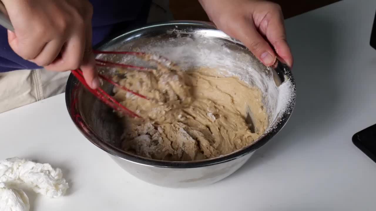 用搅拌器搅拌面团，制作慢动作饼干。视频素材