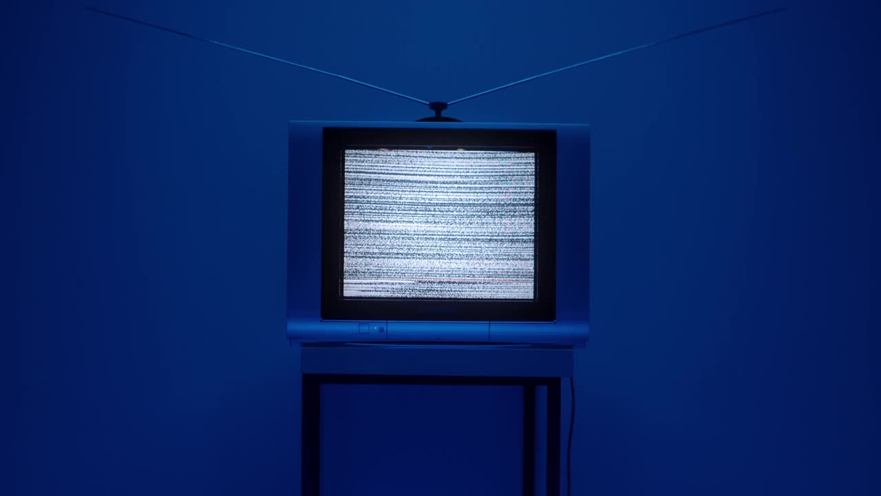 电视机的画面中间有噪音，背景是深蓝色的视频下载