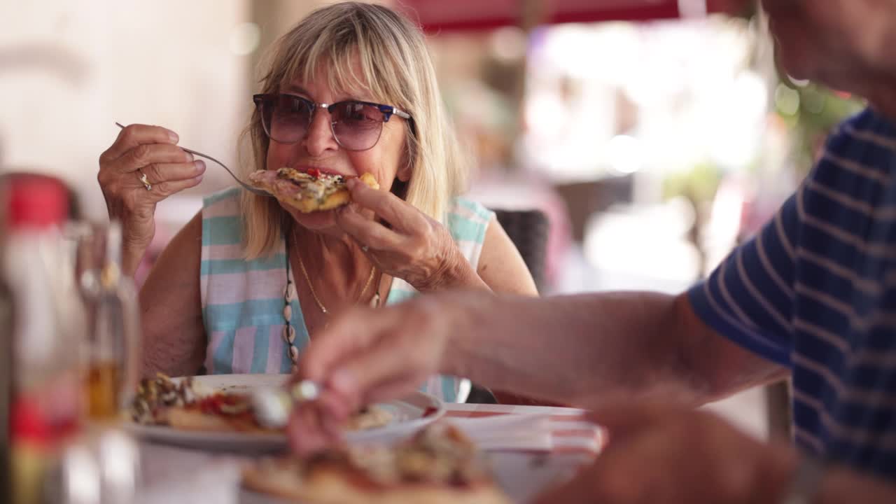 几代人的家庭在街边的餐馆吃披萨午餐视频素材