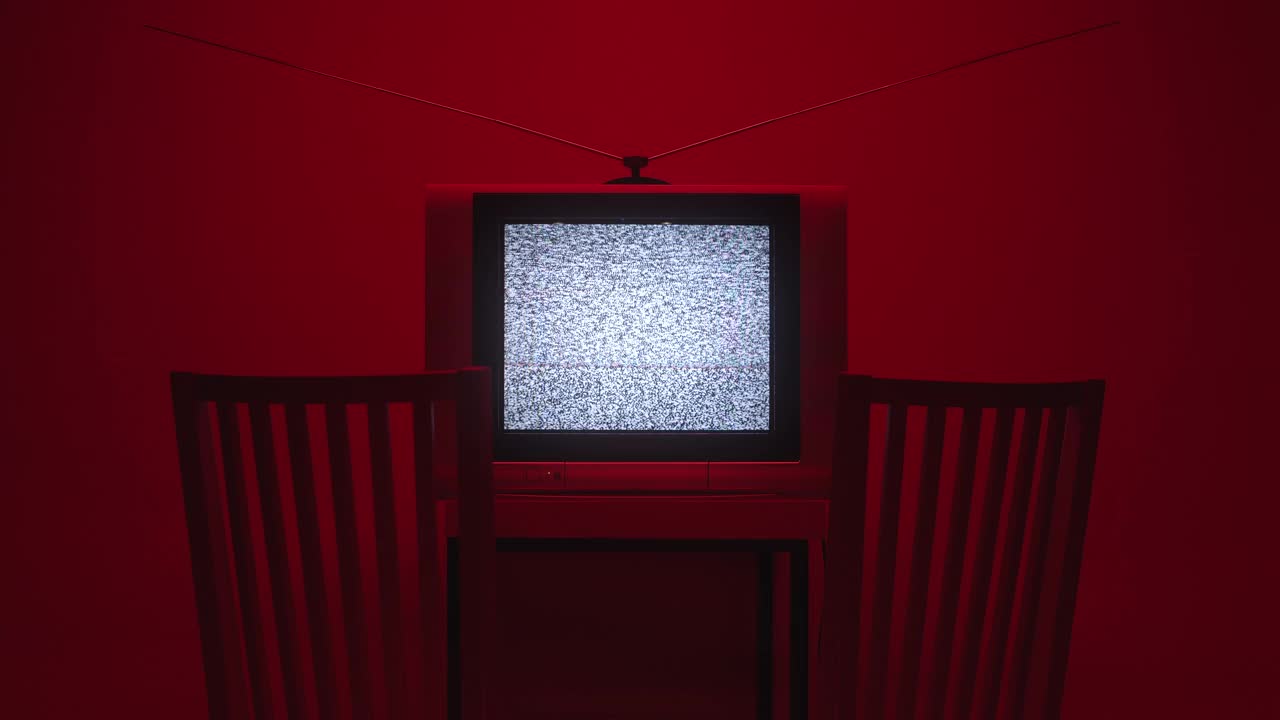 电视静止在框架中间，前面有两把椅子，呈暗红色渐变视频下载