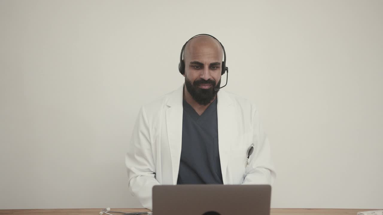 医生通过笔记本电脑进行视频通话视频素材