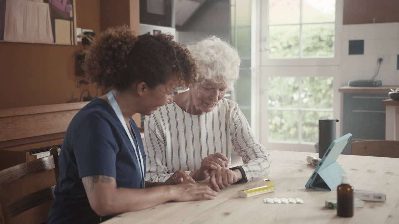 护士教老年妇女使用智能手表视频素材