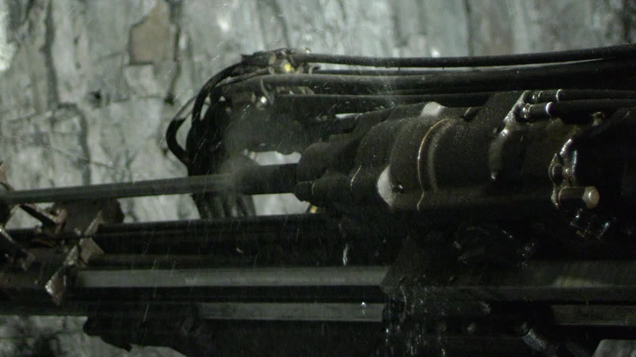 在矿山中开采铁矿石视频素材