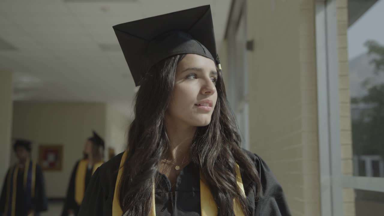 美国犹他州斯普林维尔高中毕业女孩的慢动作特写镜头视频素材