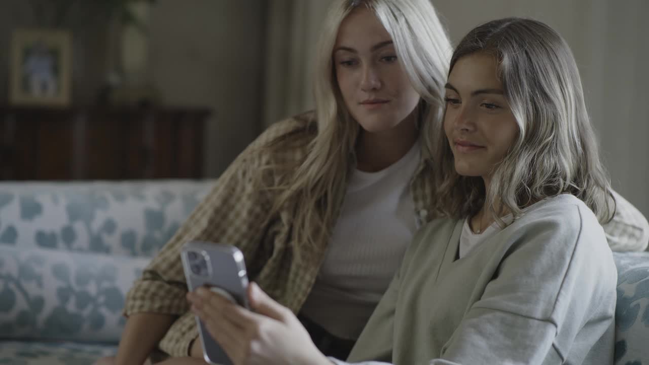 美国犹他州锡达山，微笑的妇女在手机视频聊天的特写视频素材