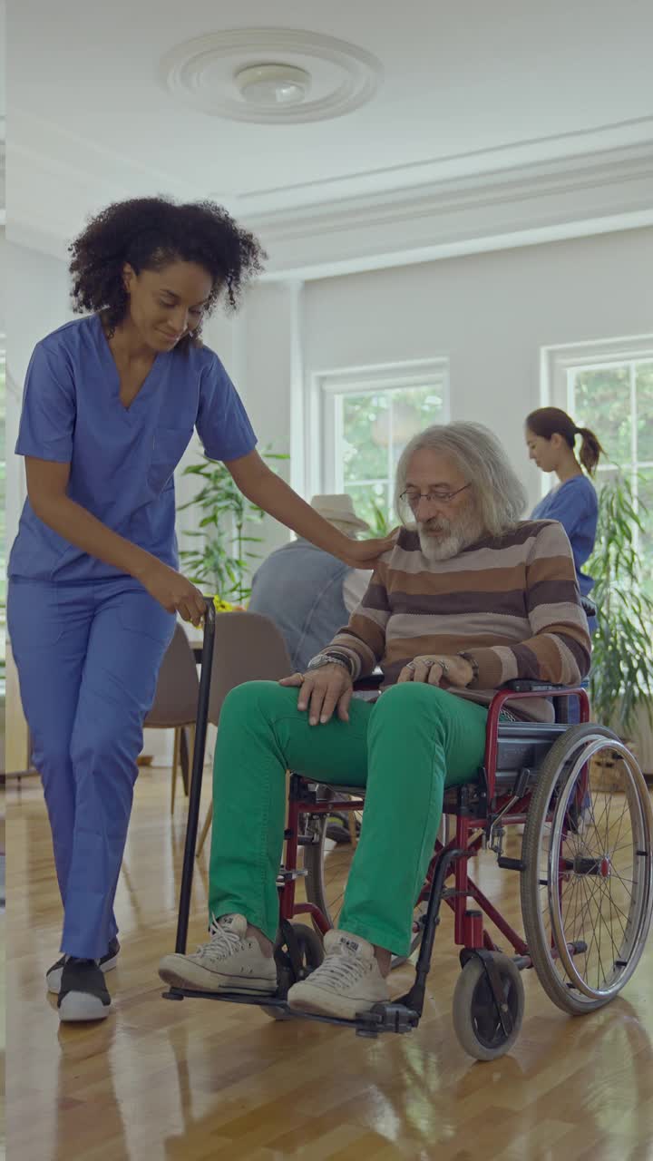坐轮椅的男人和护士视频下载