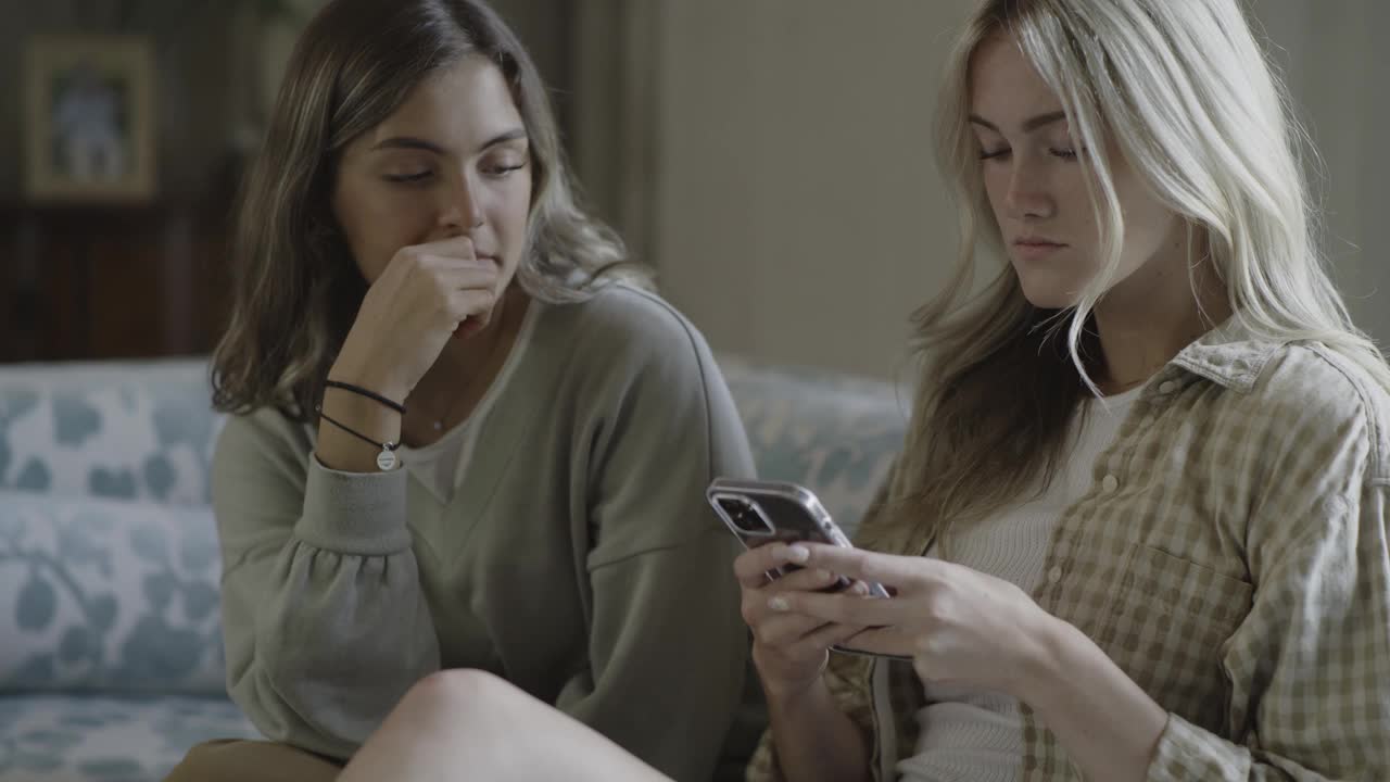 美国犹他州锡达山，女人建议朋友发短信的特写视频下载