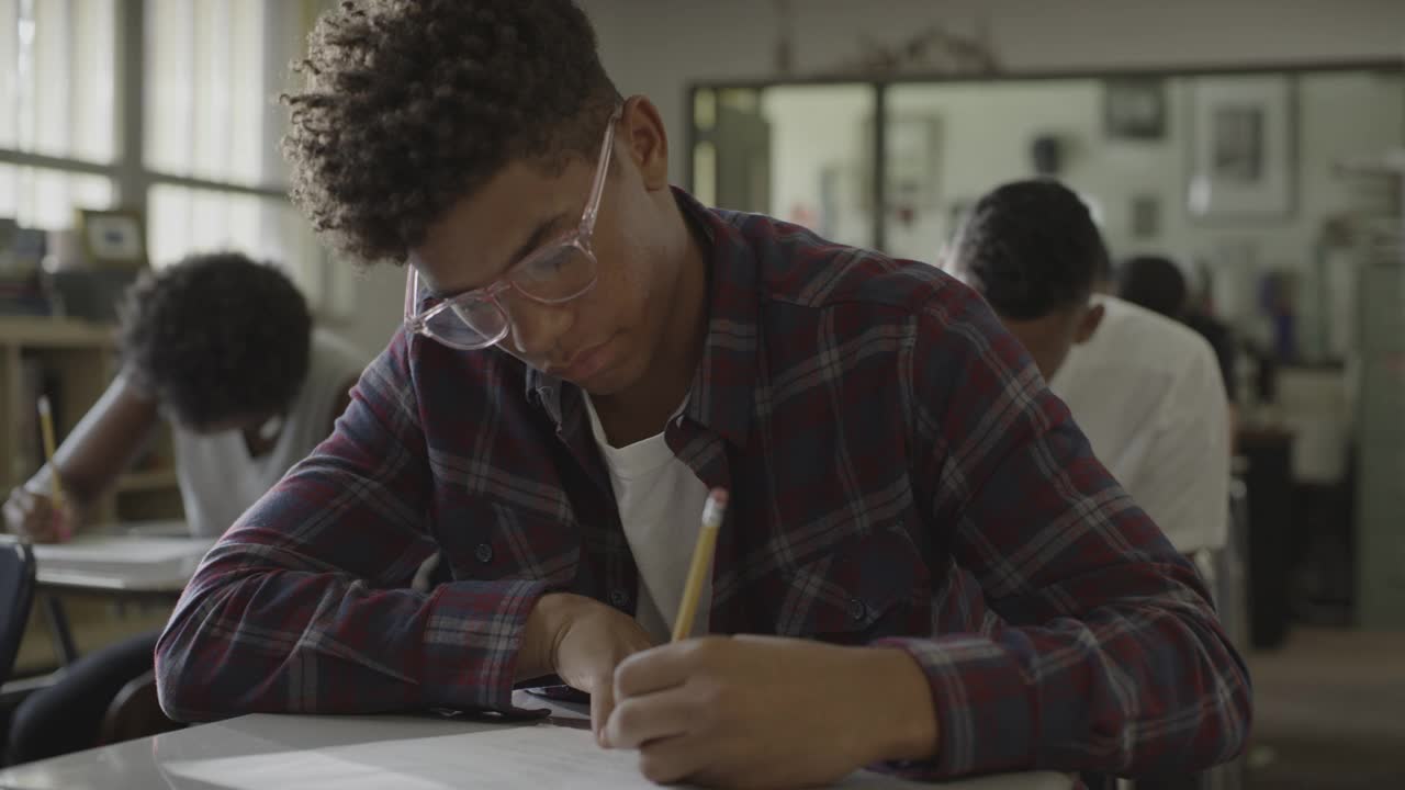 美国犹他州，斯普林维尔，一名十几岁的男孩在高中教室里参加考试视频素材