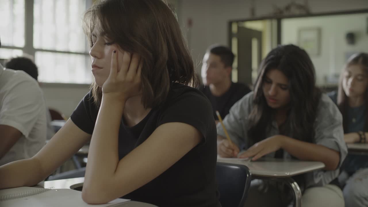 美国犹他州斯普林维尔高中学生考试的镜头视频下载
