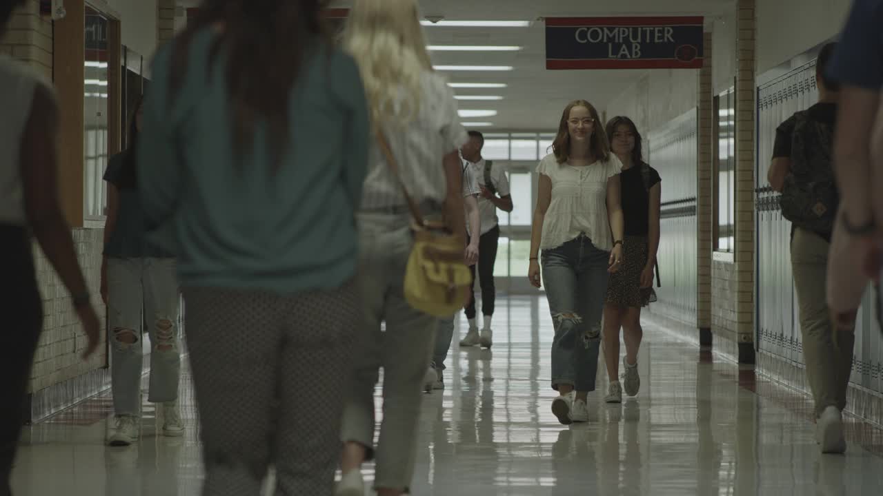 高中生走在走廊上的慢动作镜头/美国犹他州斯普林维尔视频下载
